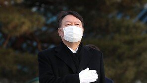 새해 첫 일정으로 서울현충원 찾은 윤석열 [청계천 옆 사진관]