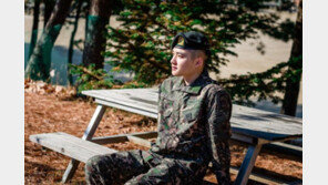 ‘말년 휴가’ 엑소 디오, 늠름한 군복 자태…훈훈 비주얼