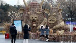 소 조형물 앞에서 가뿐하게 ‘찰칵’