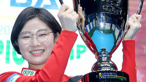 큐대도 못 들던 팔로… 우승컵 치켜들다 