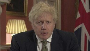 영국, 결국 3차 전국봉쇄…총리 “변이 확산세 절망적”