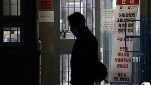 코로나 누적 사망 1000명 넘어…신규확진은 715명으로