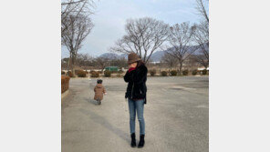 채림, 이혼 후 근황 공개…야외서 아들과 숨바꼭질