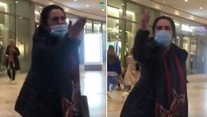 “마스크 쓰기 싫어” 반대 시위에…고함치며 홀로 맞선 의사