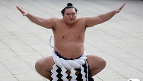 日 최고 스모선수도 못 피한 코로나…요코즈나 하쿠호 확진