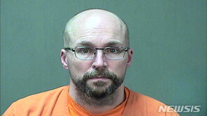 “전세계 멸망할 것” 음모론 빠진 美약사, 백신 500명분 폐기