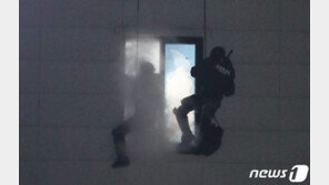 “폭파 지령받았다” 12시간 대치 방화난동 30대 송치