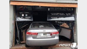 제주 골목길서 다른 차량과 충돌 후 가게 뚫고 들어간 쏘나타