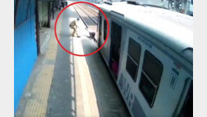 1초만 늦었어도 아찔…기찻길 무단횡단 ‘男신데렐라’