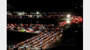 美 야구장 주차장 가득 메운 코로나 검사 행렬