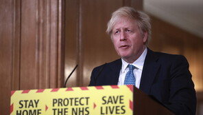 영국, 하루 확진 6만명 돌파…“130만명 백신 접종 마쳐”