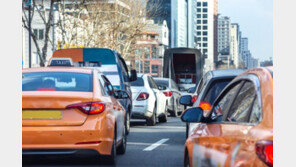 갑자기 쓰러진 50대 행인…출발하는 택시에 치여 사망