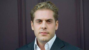 세계여행 후 돌아온 백만장자 2세, 쇠사슬 감고 강물 투신…왜?