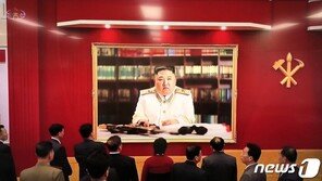 ‘군 원수복장’ 입은 대형사진 속 김정은…北 우상화 작업 ‘절정’