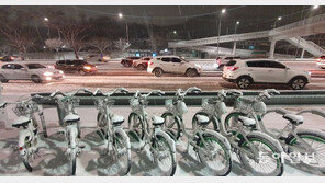 펑펑 내린 눈에…퇴근길 직장인들 ‘발 동동’[청계천 옆 사진관]