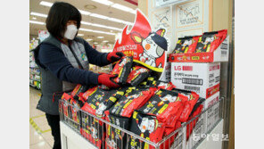 최강한파… “핫팩으로 손 녹이세요”