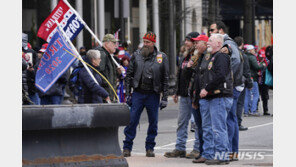 총성-최루가스…친트럼프 시위대에 짓밟힌 美의회