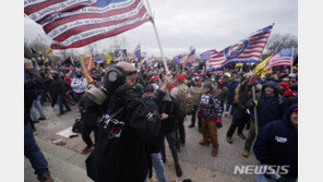 트럼프 지지자들 美의회 난입…수도 워싱턴D.C에 전격 통행금지령