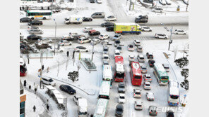 밤 사이 폭설 후…‘설설(雪雪)’ 긴 출근길 [화보]