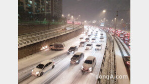 [동아 pic]폭설에 아찔했던 한강대교… 전철도 느린 걸음