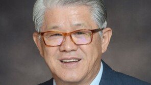 ‘비자금 의혹’ 최신원 SK네트웍스 회장, 피의자 첫 소환