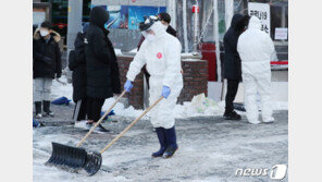 “몸이 100개라도 모자를 듯”…눈 치우는 선별진료소 의료진