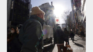 日 일일 확진자 7500명 사상 최고치…긴급사태 발령도 ‘뒷북’ 비난