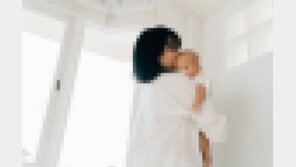 생후 13일 딸 품에 안고 투신, 홀로 살아남은 친모 징역 3년