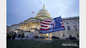 시위대와 셀카까지…흑인 시위와 딴판 대응 美경찰
