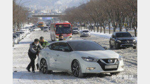 서울 도로서 4시간 갇혔는데… 제설 인력은 오지 않았다
