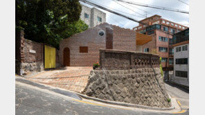 지구 반대편 아시시 느낌대로… 4m 옹벽위 ‘성북동 너와집’