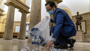 美의회 쓰레기 치운 앤디 김 “할 수 있는 게 이것 밖에 없어”