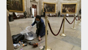 ‘난장판’ 의사당 청소한 앤디 김 “폭력 사태에도 美 민주주의 빠르게 회복”