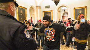 ‘의회 난입’ 트럼프 지지자들과 충돌 경찰관 끝내 사망