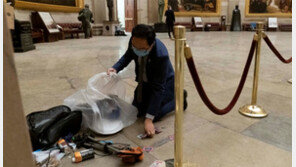 시위대 휩쓴 美의사당 홀로 청소한 앤디 김