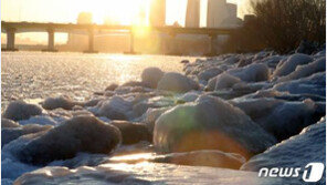 북극발 한파에 한강도 ‘꽁꽁’ 얼었다…2년 만에 결빙