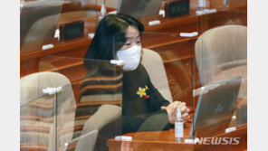 국민의힘 “윤미향, 위안부 피해자 이용 중단…의원직 사퇴”