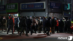 퀭한 눈빛으로 고개 ‘푹’…일용직 나선 이들 “일단 나와서 버텨야죠”