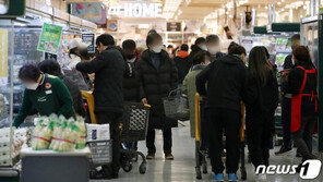 두부·콩나물 이어 반찬 통조림까지… 새해부터 장바구니 물가 ‘들썩’