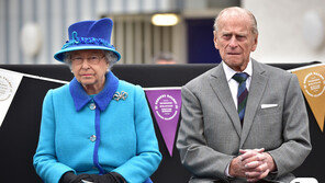 英 엘리자베스 2세 여왕, 부군 필립공과 함께 코로나 백신 접종