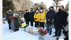 노회찬 묘소 찾은 정의당 “중대재해법, 내용 변한 것 죄송”