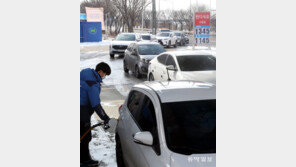 휘발유값 7주째 상승… 좀 더 싼 주유소 앞 장사진