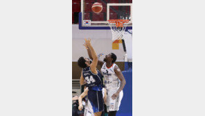 버저 0.6초 전에야… 전창진 “첫 10연승, 이리도 힘들 줄이야”