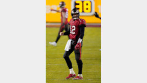 44세 톰 브레이디, PS 최다승 행진… 최고령 터치다운 패스 기록도