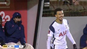 ‘벤치서도 존재감’ 손흥민…‘절친’ 알리 몸 개그에 함박웃음