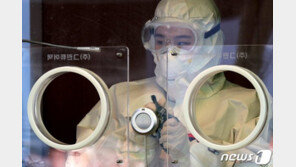 거리두기 단계 낮출까?…“아직 겨울 두달 남아…계속 고비”