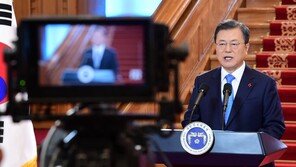 文대통령 “내달부터 코로나 백신 전국민 무료 접종”