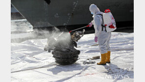 인니, 추락기 ‘블랙박스’ 회수 수색…“항공기, 수중서 부서졌을 것”