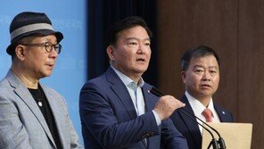 경찰, ‘8·15집회 주최 혐의’ 민경욱 1시간30분 조사…진술 거부