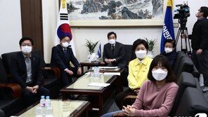 여권서도 갈라지는 ‘전국민 vs 선별’ 재난지원금…시기상조론도